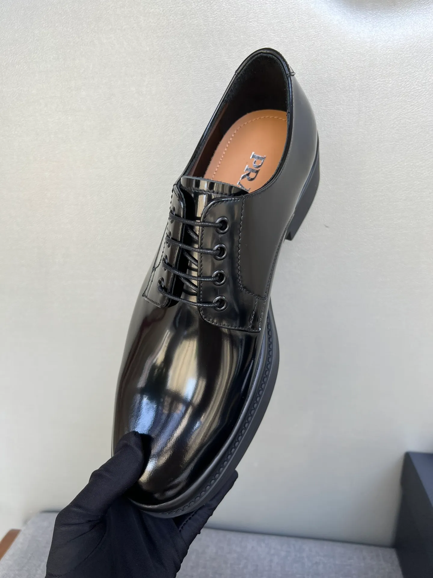 Men's shoes 💰860 💰Best recommendation✨PRADA Prada top purchasing quality imported upper with color-brushed edge beads carved toe design cowhide lining private molded TPU outsole non-slip, wear-resistant and elastic fashionable and versatile burgundy black blue 39-44 in stock (38, 45 customized for replacement, return and exchange)